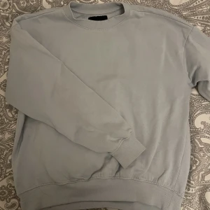 sweatshirt  - en ljusblå sweatshirt som inte är använd alls mycket.