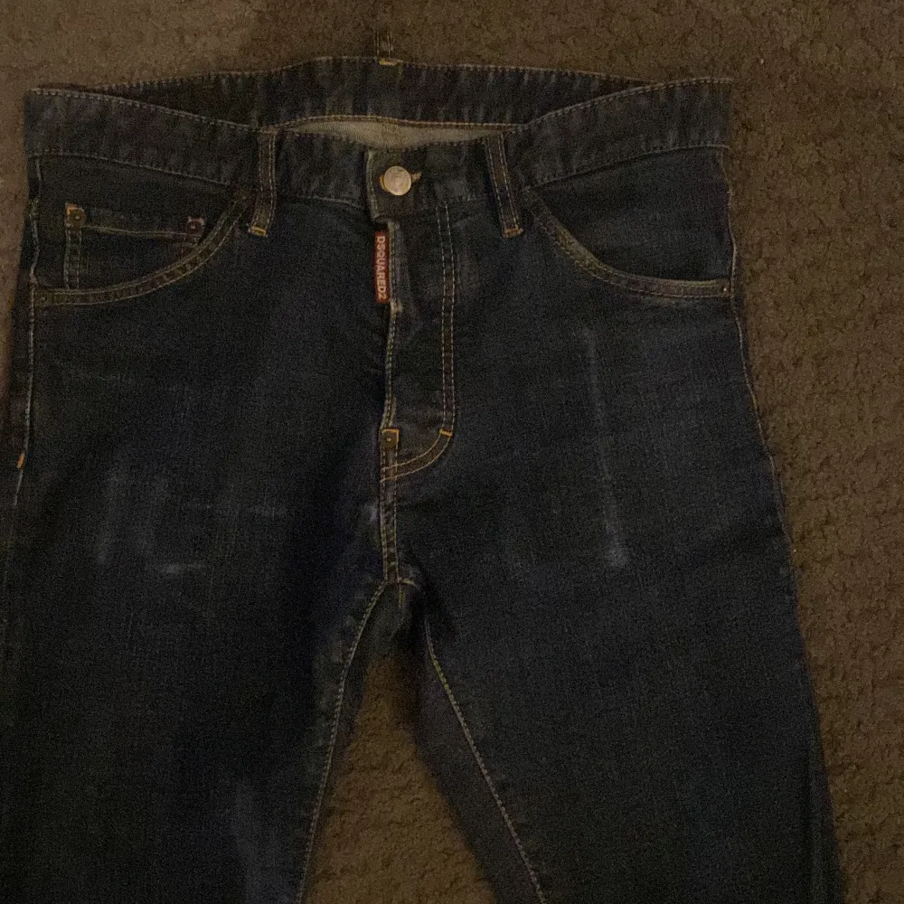 Säljer mina dsq2 jeans som knappt är anvönda nypris 4999 mitt pris 1100 pris kan diskuteras.. Jeans & Byxor.
