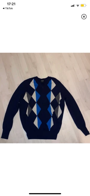 Tröja - V-ringad tröja från Galvin Green. Storlek L (sitter som S/M)