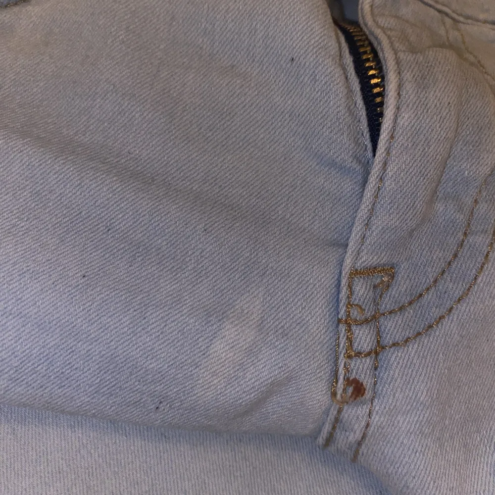 Super fina lågmidjade jeans som inte kommer till användning längre 🩷liten defekt vid gylfen därav priset. Storlek 38 men passar även 36. Jeans & Byxor.