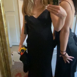 Balklänning - Svart balklänning jag hade på studentbalen i våras. Öppen rygg, lång klänning med släp (lite längre därbak än fram) . Uppsydd då jag är 1.63 men går fortfarande över fötterna på mig. Går att sprätta upp ifall du är längre. 