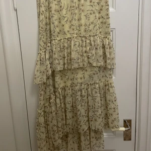 Långkjol från hm  - Säljer denna trendiga långkjol då den inte kom till användning i somras ! Superfin och så gott som ny! Skriv vid frågor!! 💗