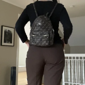 Guess mini backpack - Snygg mini backpack från guess (äkta köpt på Accent för ett par år sedan). Helt felfri förutom litet fel i det lilla handtaget, kan skicka bild om det behövs. Nypris: 1500kr. Använd gärna köp nu, priset kan diskuteras vid snabb affär❣️