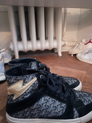 Zadig skor  - Jättefina höga Zadig Voltaire skor. Köpta i New York för 1 år sedan och knappt använda. Säljer då dem är för stora i storleken. Jättefint skick. Köpte i dollar men i svenska kr så kostade dem 4229 kr i nypris. Säljer för 2500 kr, men pris kan diskuteras🩷