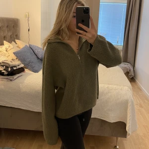 Grön stickad tröja H&M - Grön oversized stickad tröja från H&M med half-zip i strl M. Nopprig därav priset, annars inget fel med den!   Kolla gärna in mina andra annonser, samfraktar gärna 🤝