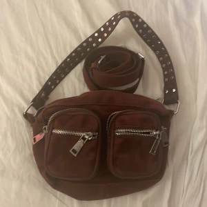 Noella bag  - Jätte fin väska från Noella. Fint skick men syns att den är väll använd. Vet inte vilken stl den är i men gissar att den är S. Priset kan diskuteras🫶🏼 Du står själv för kraften. 