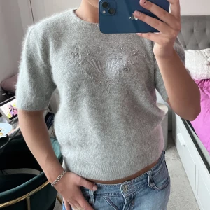 Stickad t-short!  - Så fin stickad t-shirt i angora blandning! SÅ SÅ SNYGGA