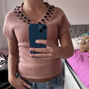 Tröja!  - Snygg stickad T-shirt med fina detaljer!