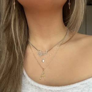 Maria Nilsdotter Halsband - Slutsålt ”Weird” halsband från Maria Nilsdotter. Nyskick, aldrig använt. Kedjan går att ändra längd på i butik. Påse och ask medföljer 👽❤️ Nypris: ca 3000