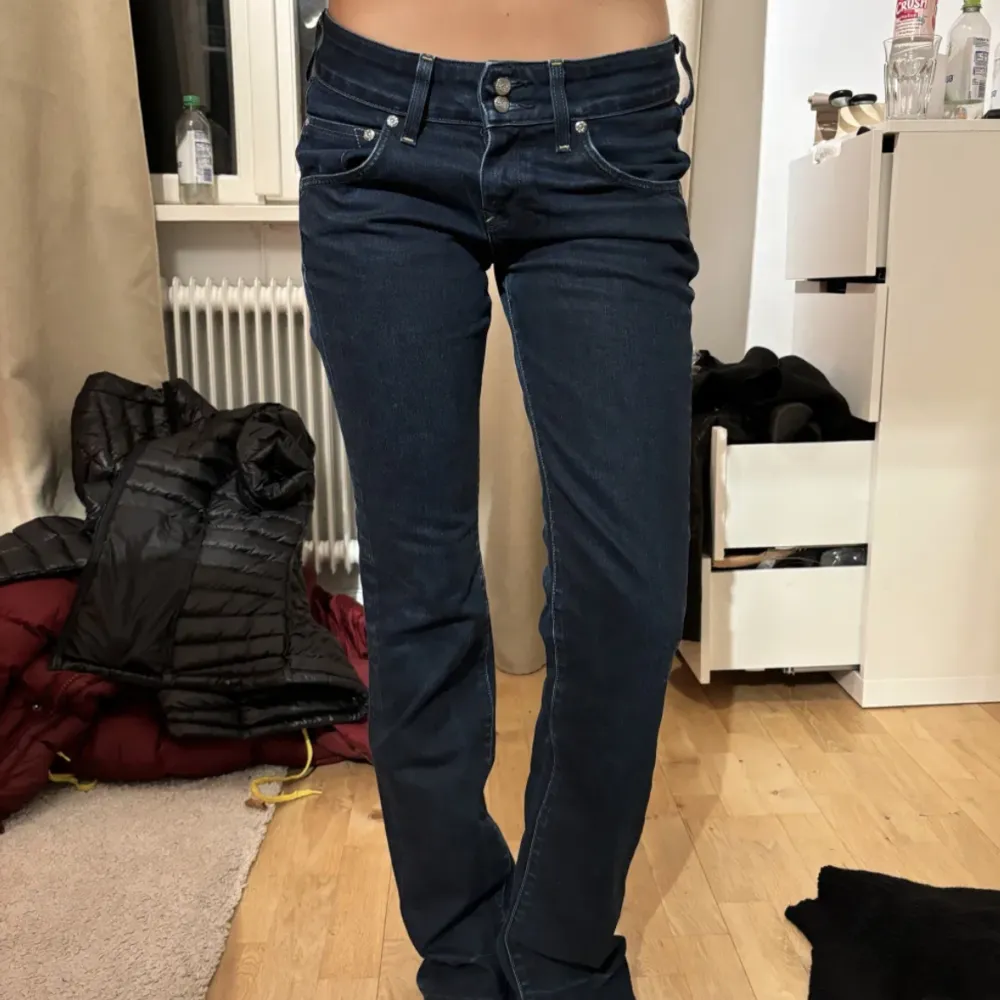 Lågmidjade jeans, har inga mått men jag är 166 cm🫶 . Jeans & Byxor.