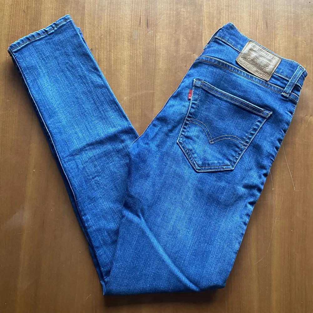 Snygga Levis 512 jeans i storlek W29 L32. Knappt använda och därmed i bra skick. Nypris: 1199kr och vårat: 299kr. Pris kan diskuteras. Hör av dig vid frågor och funderingar!. Jeans & Byxor.