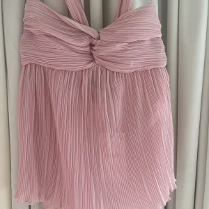 Rosa Zara topp - Säljer min fina topp från zara då den inte alls satt bra på mig(va för stor) kunde inte lämna tillbaka då det var en present och fråga aldrig om kvitto😂💗Pris lapp kvar på. Oginal pris 379kr
