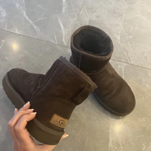 Uggs - Säljer mina UGGs då dessa inte kommer till användning. Bra skick, köpta förra vintern. Storlek 37, men passar mig som har 38 i vanliga fall. Frakt tillkommer💕