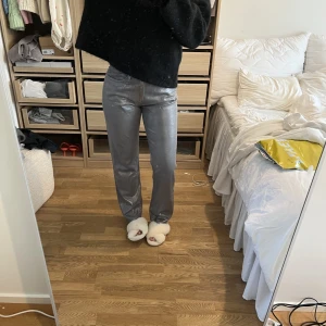 coola metallic jeans  - Skitcoola jeans från zara 🤍 knappt använda storlek 40 💖 säljer då de är lite för stora för mig, ordinarie pris 499kr
