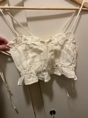 Vit linne Croptop  - Vitt croptop linne med snörning bak. Aldrig använd. 