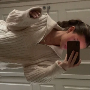 Stickad tröja med dragkedja  - En helt ny oanvänd stickat tröja med dragkedja vid kragen! Köpt ifrån Gina tricot 🤍💛