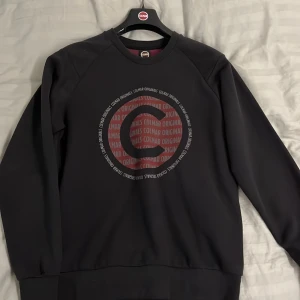 Colmar tröja - Tja. Säljer min colmar crewneck då den aldrig kommer till användning. Fett mjuk inuti och skön. Mest hängt i garderoben.