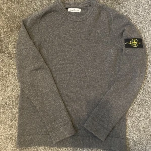 Stickad stone island tröja - En stickad stone island tröja i fint skick. köpt från en reseller, pris kan diskuteras. Hör av er vid frågor!😀
