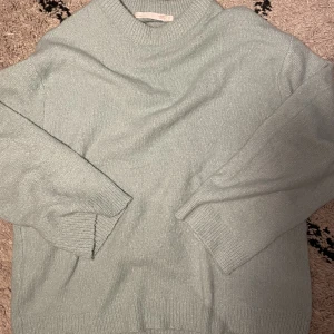 Stickad tröja  - Säljer min stickade tröja ifrån lager 157. Den är i bra skick, och en finare grön än på bilden. Storlek s. Kontakta vid evt frågor💕