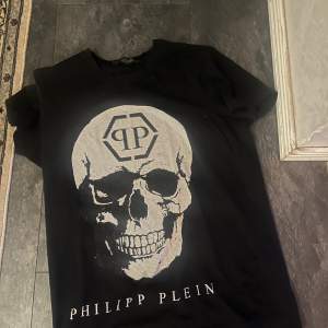 Fet Philip plein tshirt strl S men är stor i storleken så typ strl M. Helt ny. Kom dm för mer info