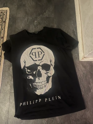 Philip plein tshirt  - Fet Philip plein tshirt strl S men är stor i storleken så typ strl M. Helt ny. Kom dm för mer info