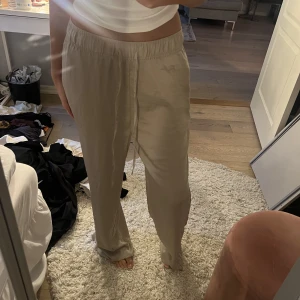 Byxor - Silkesbyxor från H&M