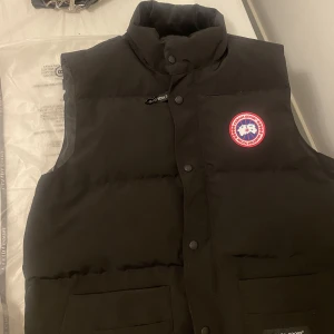 Canada goose väst - En Canada goose väst för endast 400kr!! Behöver pengar akut därför säljer så snabbt Scan finns också!