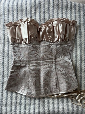 Korsett  - Super fin korsett i storlek S köpt på en secondhand butik och står inget märke i den, använd 1 gång ut av mig. Funkar på mig som är en xs i vanliga fall men skulle nog säga den kan passa s-m då den går att spänna in och ut. 