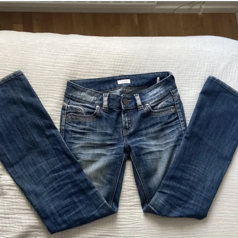 Jättesnygga lågmidjade jeans som jag fick hem idag från en tjej på plick som tyvärr inte passade så säljer vidare💕De är i bra skick, Innerbenslängden- 80cm Midjemått-78cm Benmått-102 cm🩷 LÅNADE BILDER . Jeans & Byxor.