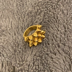 Edblad Peak Ring Gold  - Säljer denna populära Edblad ringen i guld då jag råkade köpa den för liten! Storlek 16.8 (S)💕250kr + frakt🥰