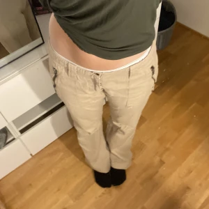 Beiga byxor  - Beiga Lågmidjade byxor som jag aldrig använt, dom är ganska långa i benen men lätt att vika upp om man e lite kortare jag är 161 som referens och dom är lite långa då, de står storlek 40 i dom man jag har s vanligt viss och dom passar jätte bra 💓