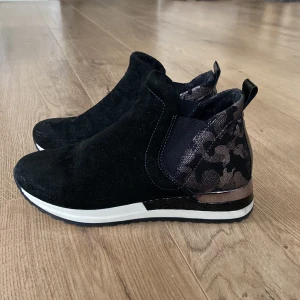 Remonte skor🤍 - Säljer mina fina oanvända skor från märket Remonte. Vet inte om dessa säljs längre då jag inte hittat dom på nätet🤍 Riktigt fina detaljer på🫶🏽