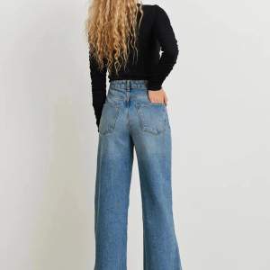 Oanvända Idun wide jeans från Gina Tricot i strl 36. Slutsålda på hemsidan. ☺️  Finns i Växjö ☺️