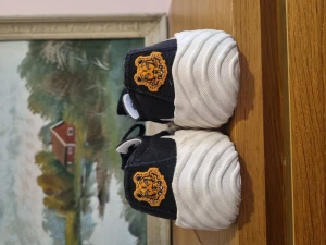 Kenzo - Har endast använt 1gg Det är 36 men är lite större än 36 så det kan vara 36,5 och dustbag finns kvar 