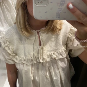 Zara topp/blus - Superfin zara topp som jag tyvärr inte fått användning av, använd 1-2 gånger bara 💕 köpt för 400kr