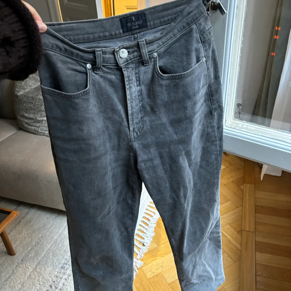 Gråa Jeans från Trussardi, raka och ankellånga. Kunde inte hitta information om storlek men passar en 36a bra. . Jeans & Byxor.