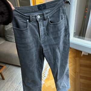 Gråa Jeans från Trussardi, raka och ankellånga. Kunde inte hitta information om storlek men passar en 36a bra. 