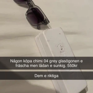 Chimi 04 grey - Säljer mina chimis då jag inte använder dem längre. Dem e riktiga men boxen e lite sunk men glasögonen ser som nya ut. 