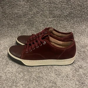 Lanvin skor - Tjena! Säljer nu ett par riktigt unika och snygga Lanvins i vinröd färg. Skick 9/10, lite creasing där fram men märks it vid användning. Storlek  Uk6 vilket är runt 41-42. Ingen box medföljer. Nypris: 4000. Mitt pris 1799. Mvh EBRESELL