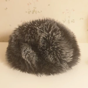 Gråsvart Pälsmössa - Säljer en mössa jag köpte på gårdsloppis. Fuskpäls tror jag. Mjuk. Gosig. Sitter perfekt. Band innuti. Tror ej den går att reglera. Gråsvart. Ser ut som på bilden. Medium. Den är typ 30cm. Töjbar. Perfekt cruella de vill. Inget märke. Kan prova frakta