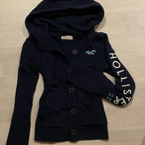 Holister hoodie - As fin holister hoodie som passar xs/s står S på lappen jätte mjuk och i toppen skick 