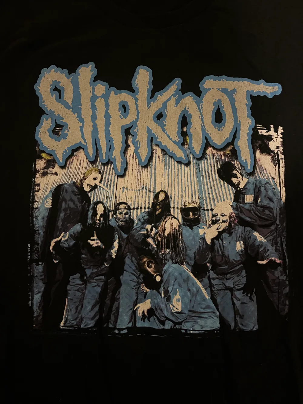 Slipknot tattered & torn tröja. Helt perfekt skick!  Säljer då den aldrig används längre fram :). T-shirts.