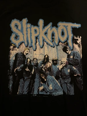 Slipknot T-shirt  - Slipknot tattered & torn tröja. Helt perfekt skick!  Säljer då den aldrig används längre fram :)