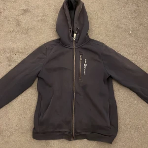 Sail racing zip hoodie - Sail racing zip hoodie storlek 170. Säljer pga att den är för liten för mig. Pris kan diskuteras!