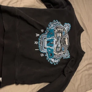 Kenzo tröja!! - Tja säljer denna kenzo tröja för att jag bytt stil!! Ny pris 3000 köpt på NK i Stockholm 