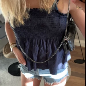 Marinblå topp - Jag säljer denna otroligt snygga topp då den inte kommer till användning. Den har endast tvättats ett par gånger.