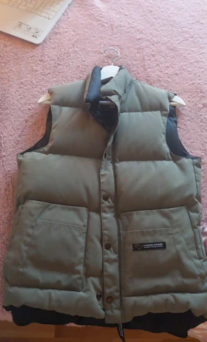 Canada goose väst - Mörkgrön Canada goose väst i storlek xs. Fint skick.