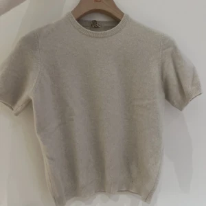 Stickad T-shirt  - Lägger ut igen då det var oseriös köpare