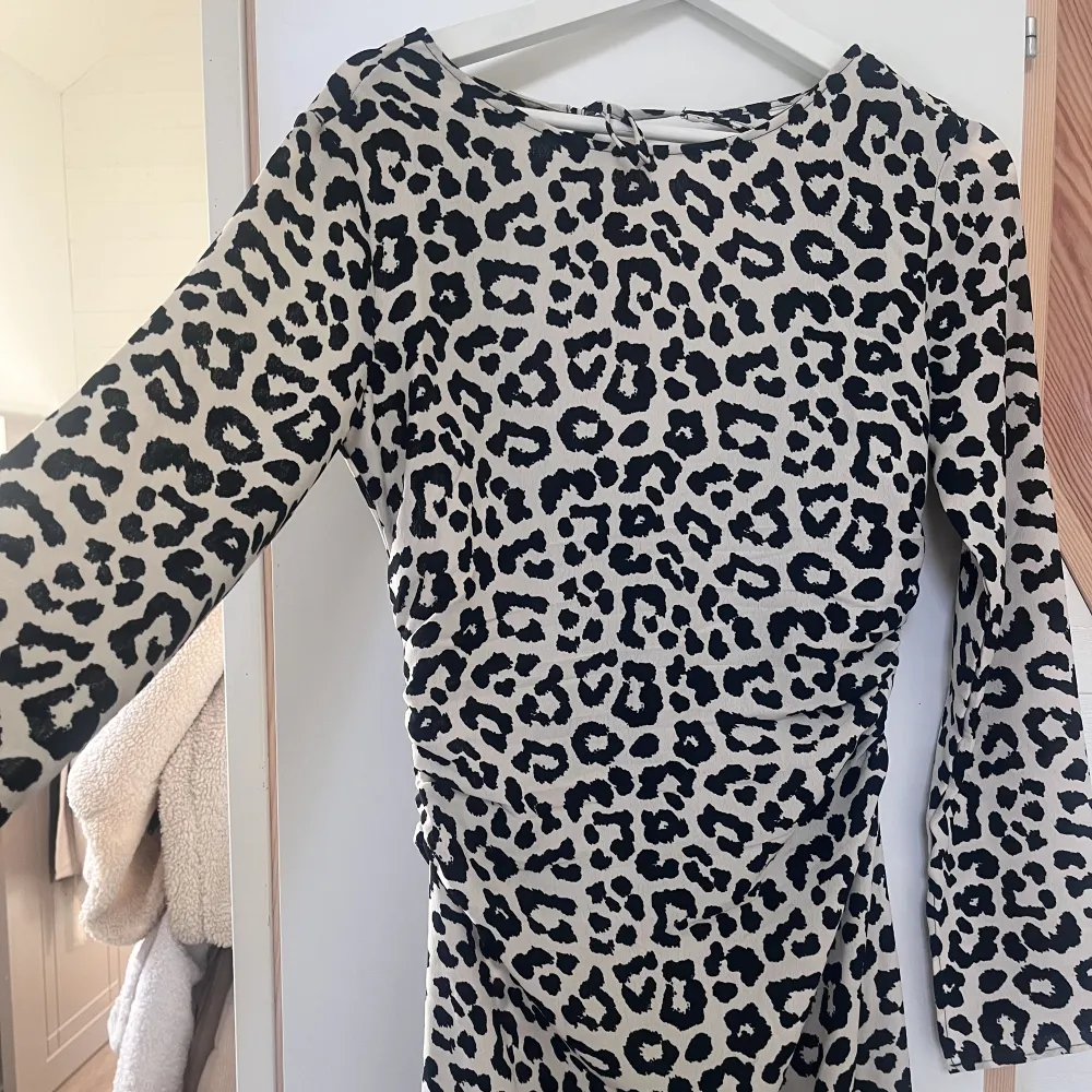 Långklänning leopardmönstrad. Har aldrig använt den då jag var dum nog att inte prova innan och år för liten för mig. Den är lång och öppen i ryggen! . Klänningar.