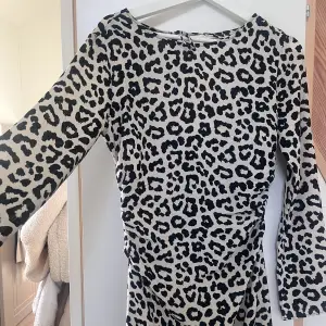 Långklänning leopardmönstrad. Har aldrig använt den då jag var dum nog att inte prova innan och år för liten för mig. Den är lång och öppen i ryggen! 